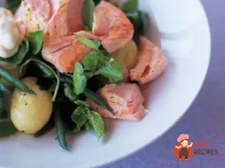 Салат із запеченого лосося з крес-салатом