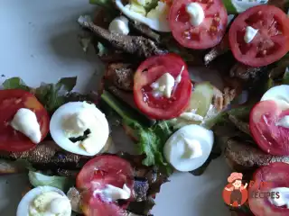 Бутерброди зі шпротами, яйцем та помідорами