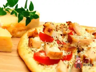 Піца з овочами та копченим салом