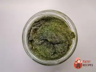 Песто з листя кейлу та горіхів