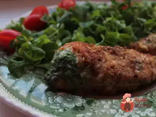 Куряча грудка, фарширована сиром та зеленню