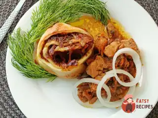 Штруделі з куркою, морквою та цибулею, запечені в духовці