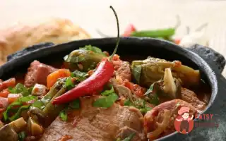 Тушені Свинячі Щічки З Карамельзованим Пореєм