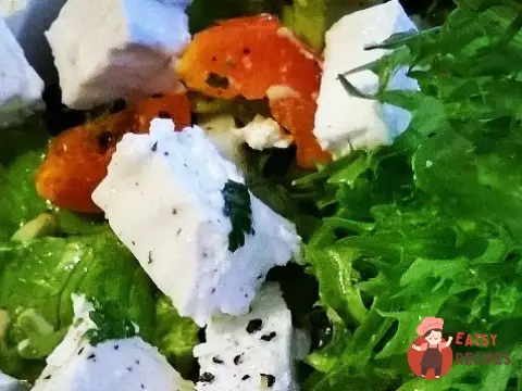 Овочевий салат із сербською бринзою