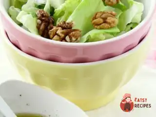 Салат з руколою, грушею та волоськими горіхами