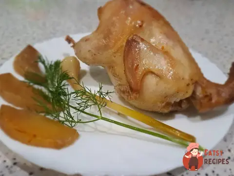 Перепілка, запечена з яблуками в духовці