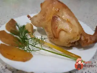 Перепілка, запечена з яблуками в духовці