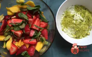Салат Із Ревеню З Манго, Тархуновим Соусом Із Маскарпоне.