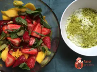 Салат із ревеню з манго, тархуновим соусом із маскарпоне.