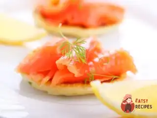 Закуска з червоної риби з кропом на картопляних тарталетках