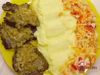 Яловича печінка в вершково-цибулевому соусі