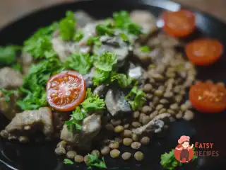 Сочевиця з куркою та грибами, тушкованими у вершках