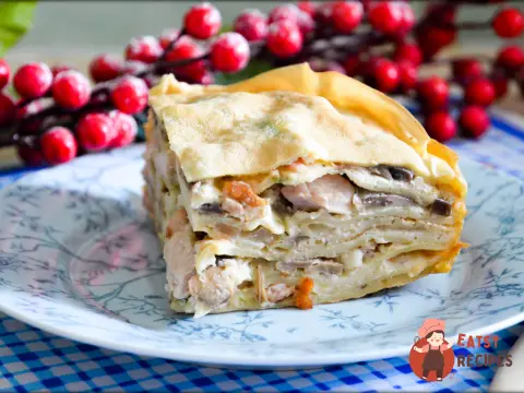 Млинець з куркою, беконом і грибами.