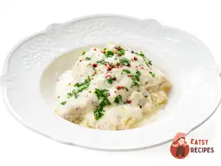 Минтай на сковороді у вершковому соусі