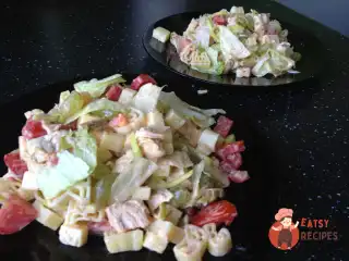 Салат "Цезар" з макаронами.