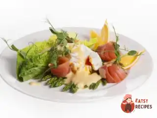 Яйце пашот зі спаржею та сьомгою