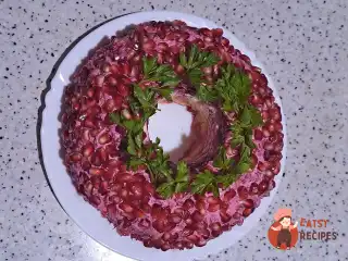 «‎Гранатовий браслет» з курячими стегнами та яйцем