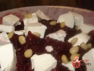 Салат з буряка з кедровими горіхами та сиром