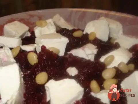 Салат з буряка з кедровими горіхами та сиром