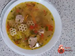 Суп із свинячої лопатки з макаронами та солодким перцем