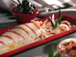Кальмар, фарширований оливками, кедровими горішками та крабовим м'ясом