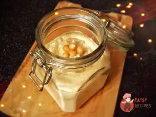 Хумус із зірою та кунжутним насінням