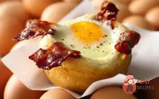 Яйце З Беконом У Кошику З Хліба