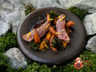 Качка з морквою конфі та соусом з червоних апельсинів.