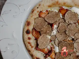 Коржик з лисичками і страчетеллой