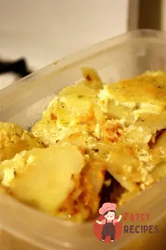 Картопля, запечена з сиром та спеціями у сметанно-часниковому соусі.
