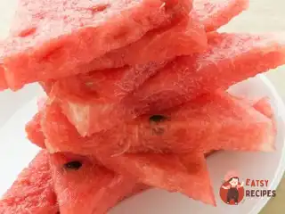 Скибочки кавуна, мариновані в текілі, з великою сіллю