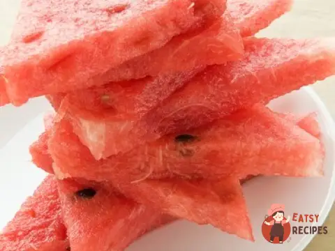 Скибочки кавуна, мариновані в текілі, з великою сіллю