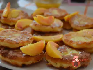 Сирники з персиками