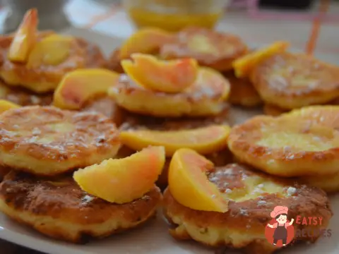 Сирники з персиками