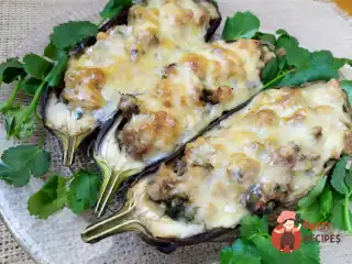 Запечені баклажани з фаршем м'яса з індички