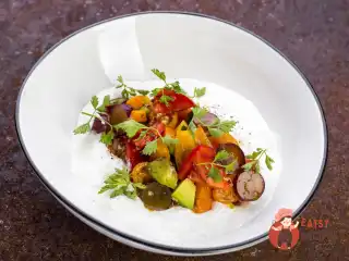 Страчателла з помідорами, папаєю та авокадо