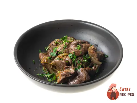 Куряча печінка з цибулею на сковороді
