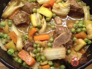 Баранина тушкована, з овочами