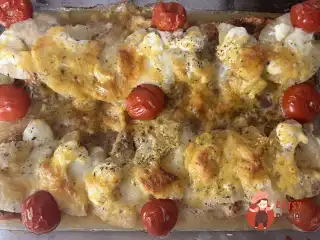 Куряче філе, запечене з ананасами та коктейльними томатами