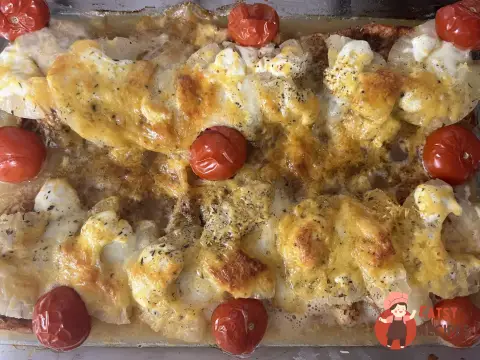 Куряче філе, запечене з ананасами та коктейльними томатами