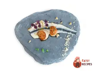 Морські гребінці з пюре з цвітної капусти.