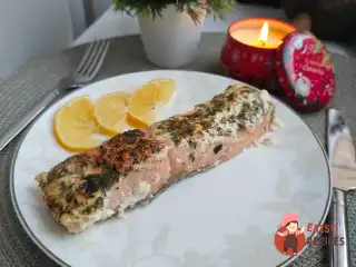 Запечена сьомга у вершках та зелені