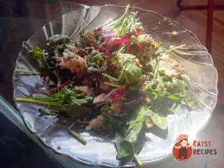 Салат з качиною грудкою, грушею, рокфором і руколою