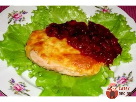 Куряче філе з брусничним соусом