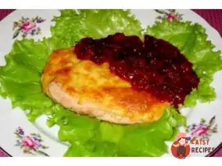 Куряче філе з брусничним соусом