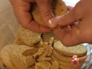 Шоколадний торт без випічки з печива та фундуку