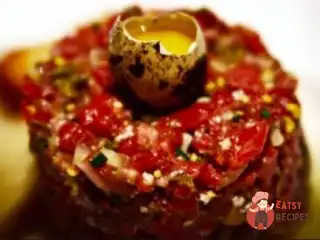 Тартар із яловичини з анчоусами та корнішонами