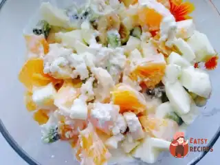 Фруктовий салат із сиром