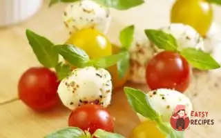 Канапе З Різнокольоровими Чері, Кульками Моцарелли Та Базиліком.