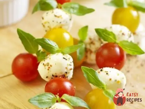 Канапе з різнокольоровими чері, кульками моцарелли та базиліком.